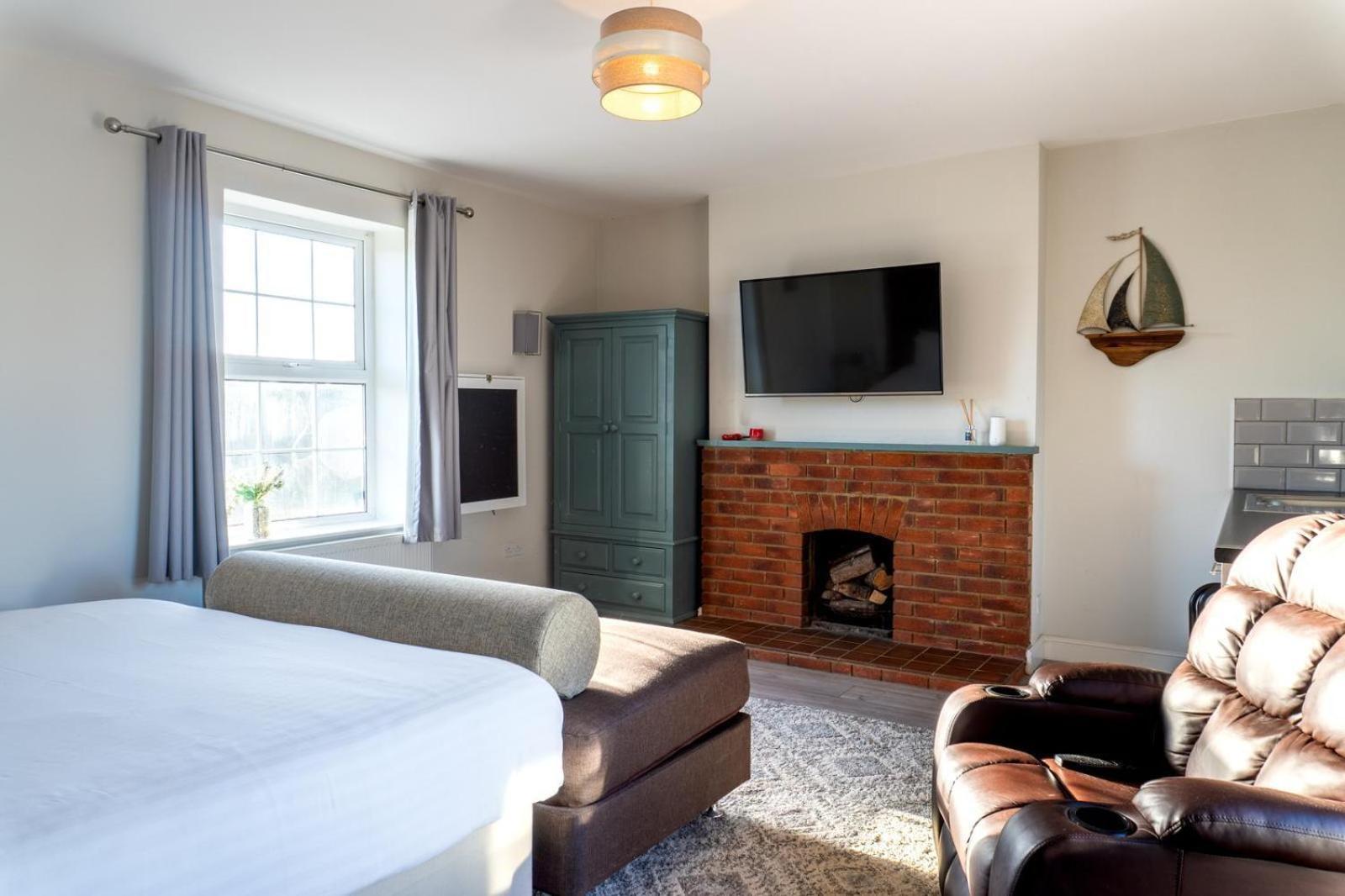 The Fordham Inn Sharnbrook エクステリア 写真