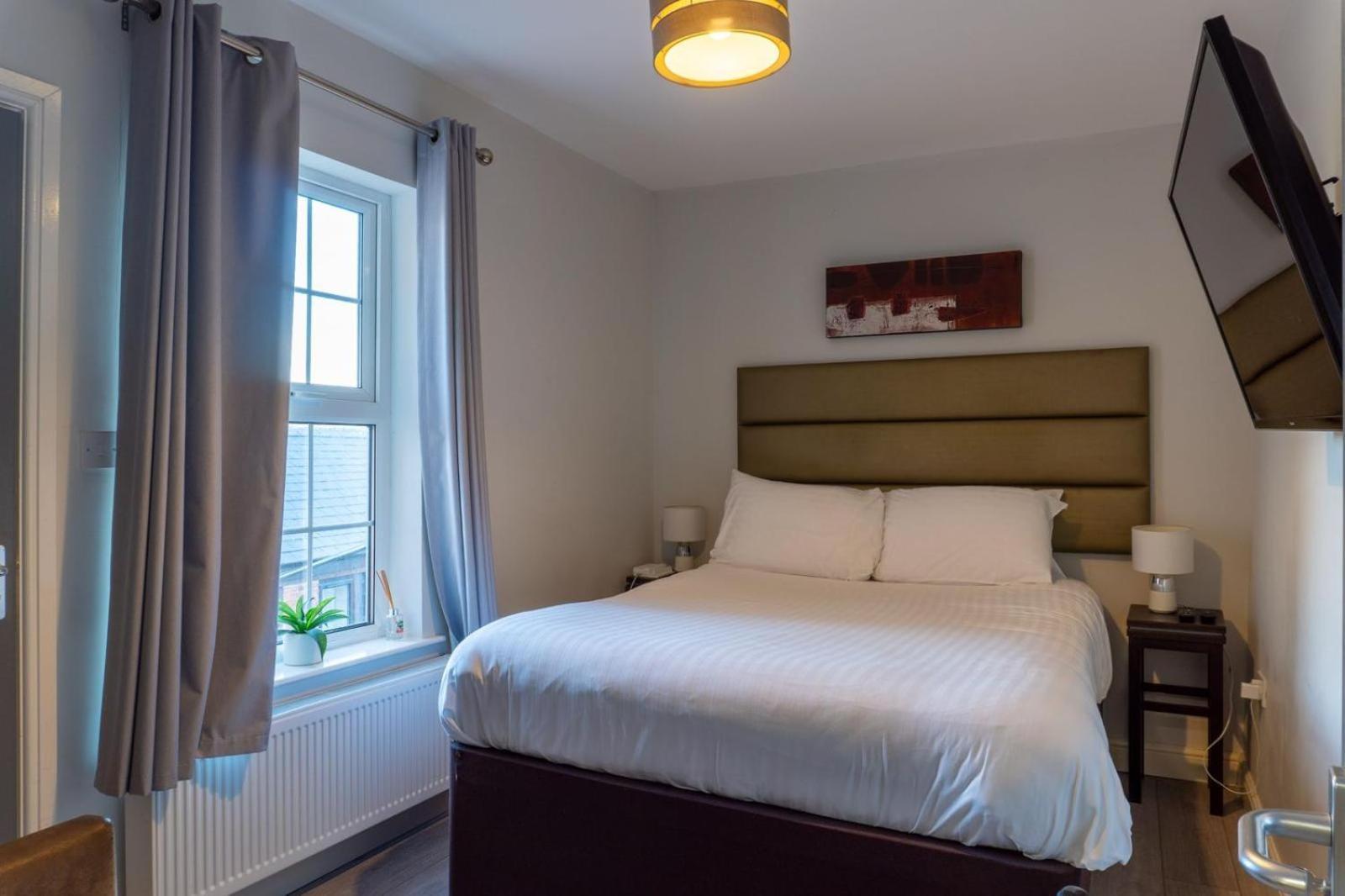 The Fordham Inn Sharnbrook エクステリア 写真